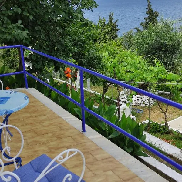 Blue and white apartments 2, hotel din Benitses
