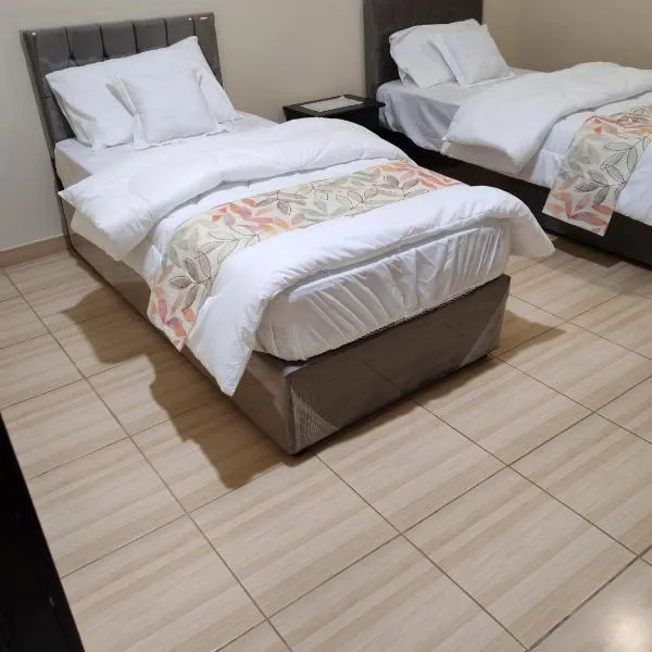 شقة مريحة وهادئه غرفتين وصالة شخصين مع أطفال الرايس, hotel in Rayyis