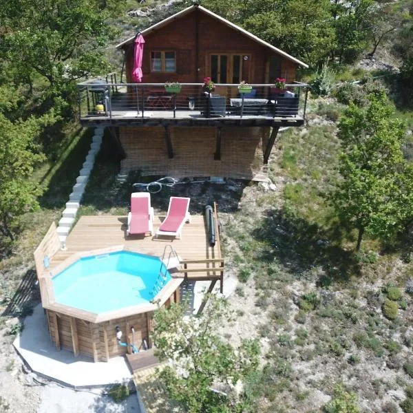 Chalet sur pilotis avec piscine privée, hotel en Lucéram