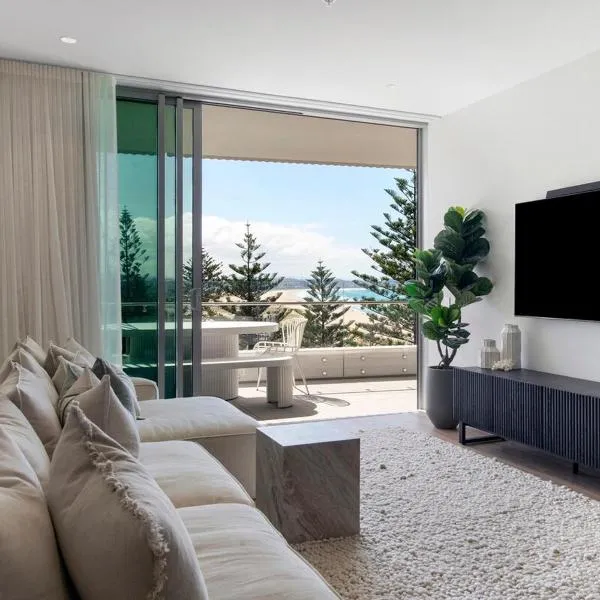 Beachfront Escape Kirra Ocean views Sleeps 6, hotel din Gold Coast