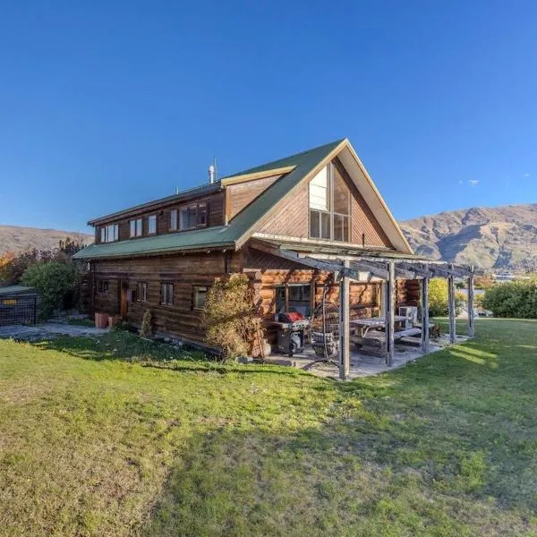 Large Ski Club Style Lodge, Views, Walk to town โรงแรมในวานากา