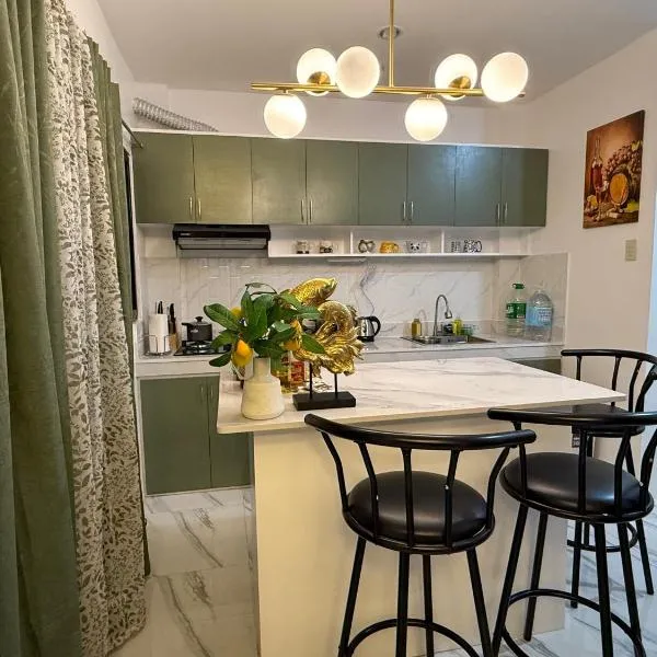 A Suburban Haven, top floor unit with Balcony- at Camarin Caloocan City!!, хотел в Camarin