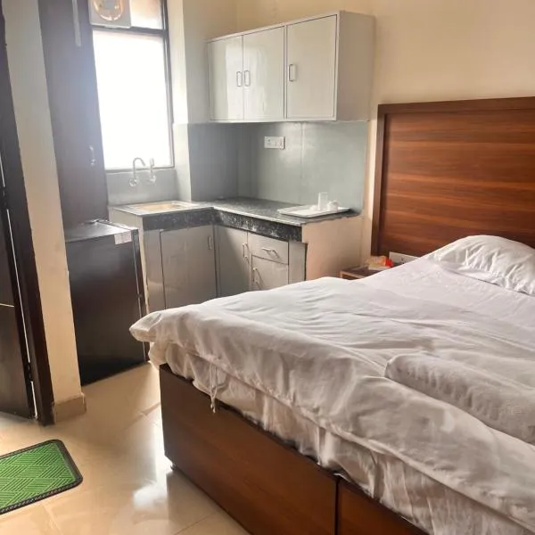 Apna Homes Stay & Hotel I Gurugram I Sector-71, hotel di Gurgaon