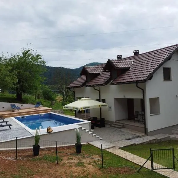 Holiday House Marija, מלון באוטוצ'אץ
