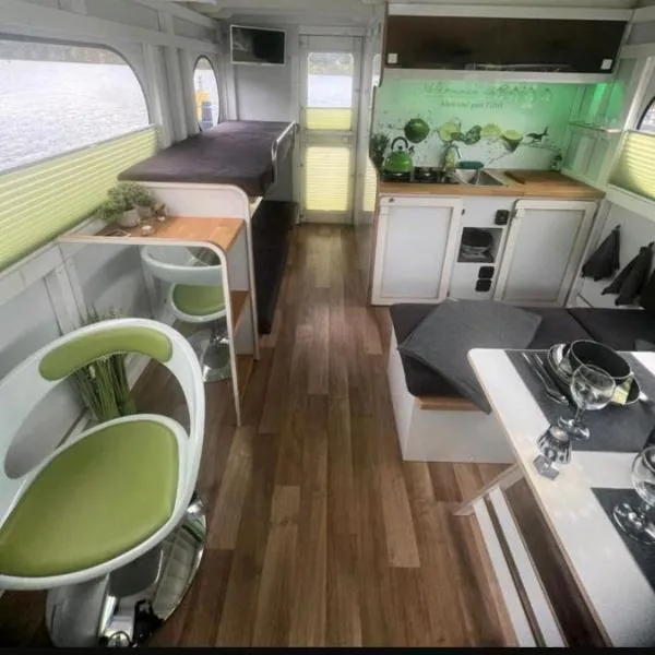 Hausboot Rollyboot, hotel in Joachimsthal