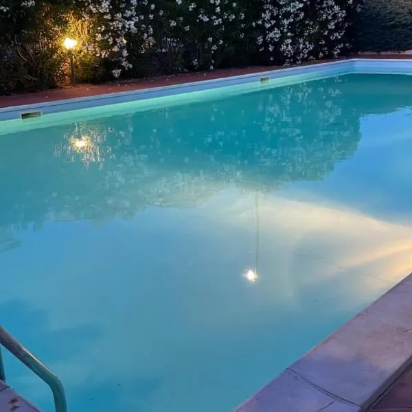 AIRPORT-GARDEN-SHUTTLE TILL NIGHT-POOL-AIRCOND-WIFI-WASH MACHiNE – hotel w mieście Olbia