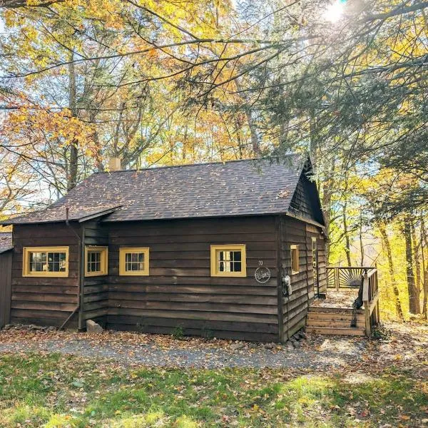 Rustic Retreat Fireplace, Casino, Camelback Close to everything!, hotel in Mount Pocono