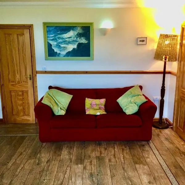 Rustic Apartment with Sea Views, hotel v destinaci Freshwater East