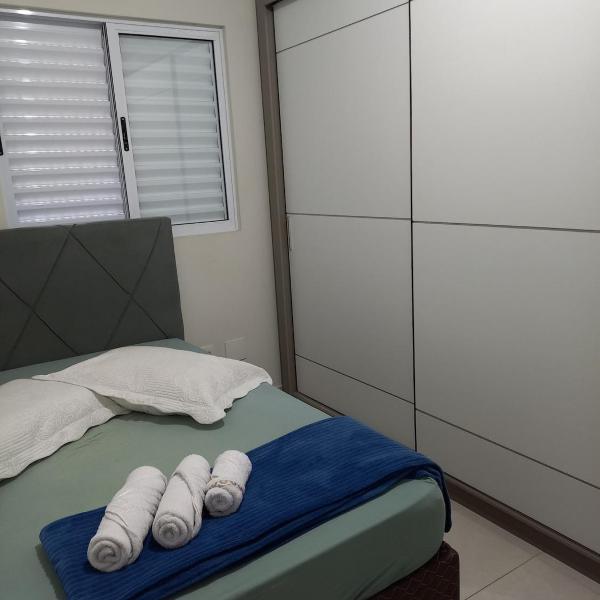 Espaço inteiro com mesa de trabalho