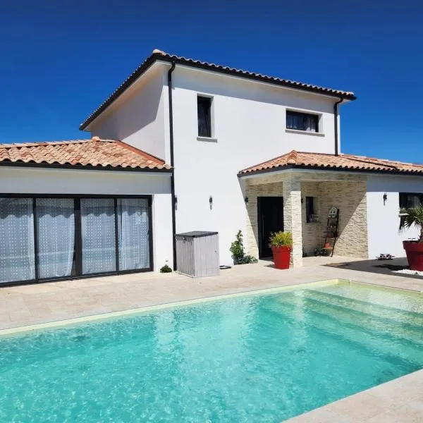 Villa avec piscine jacuzzi et sauna, hotel in Saint-André-de-Cubzac