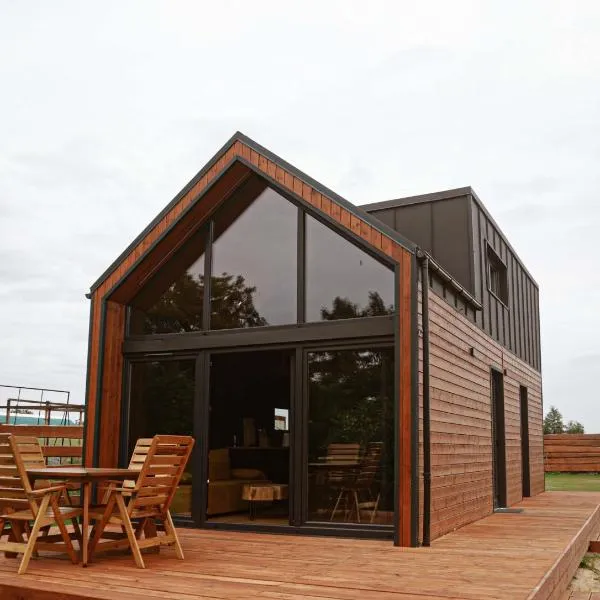 Black & White Cekcyn Bory Tucholskie，Cekcyn的飯店