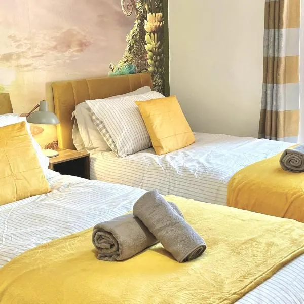 Modern 4-bed stay-away-home sleeps 8 in Preston, hotel sa Preston