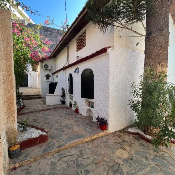 Magnifique Villa La Corniche en bord de mer à Saint rock, Ain El Turk, Oran, hotel in 'Aïn el Turk