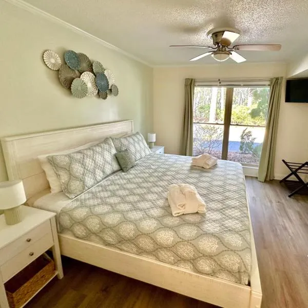 Cozy 1BD, 5 Mins Walk to the Beach, No Stairs!, hotel v destinaci Hilton Head Island