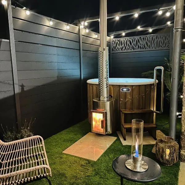 EX Cabane luxe spa privé détente animaux, hôtel à Saint-Laurent-dʼAndenay