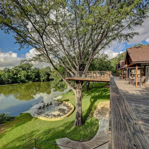 Treetop River Cabins on the Guadalupe River, hotel v destinaci Center Point