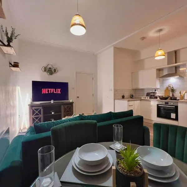 Stunning 2BR Apt - City Centre - Sleeps 6 - Parking - 5g WiFi, hotell i Midland