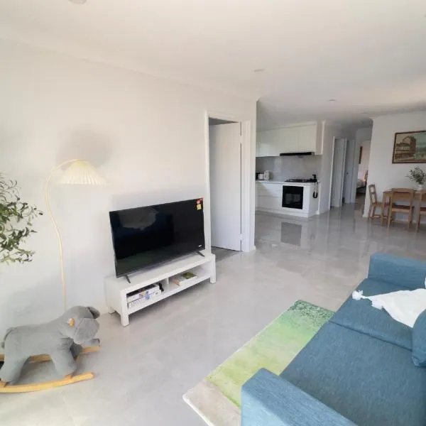A2 Airport 2BR Haven - Garden & Parking, hotel in Perth