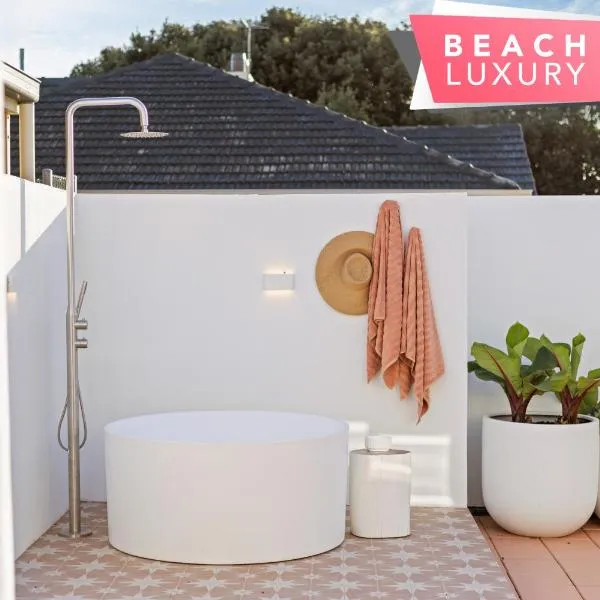 The Chester - 2BR Chic House with Outdoor Tub, khách sạn ở Glenelg