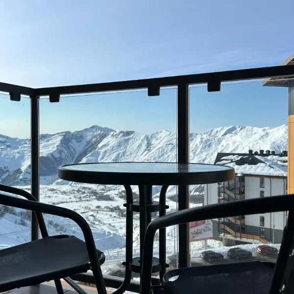 Snow wave Gudauri - Stylish Mountain View Apartments in New Gudauri – hotel w mieście Kʼumlistsʼikhe