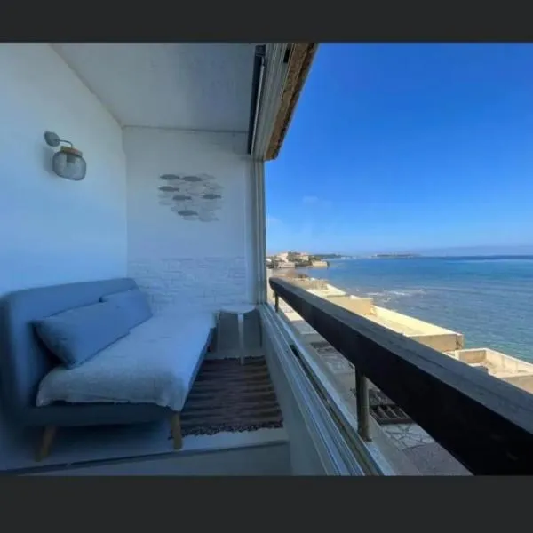 27m with terrace - first row sea view, Hotel in Six-Fours-les-Plages