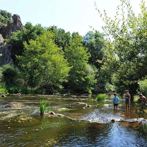 Camping Au Lac d'Hautibus, hotel in Argenton-Château