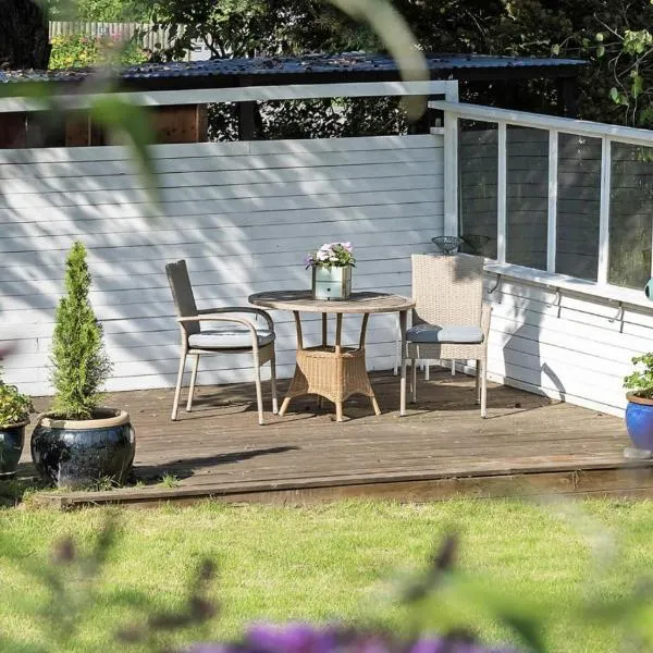 Nature-close guest room with garden - Private bath included, hotel v destinaci Tisvildeleje