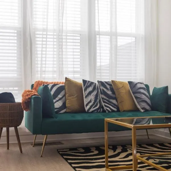 Two Story Penthouse, 2 Bedrooms with 2 and a half bathrooms, 2 Balconies, Skyline View, Pool โรงแรมในริชมอนด์