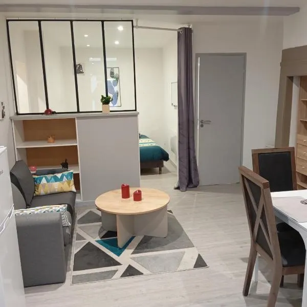 Grand Studio chambre séparée, hotel em Arpajon-sur-Cère