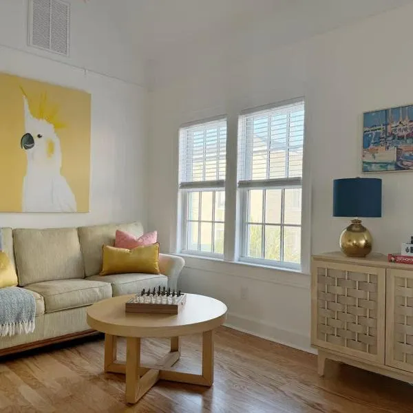 Sunny & Playful Carriage House in Downtown Savannah Stay Here and Walk Everywhere, hotel en Savannah