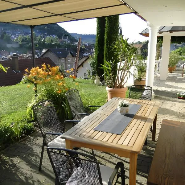 Regina's Gästehaus, hotel v destinaci Weisenbach