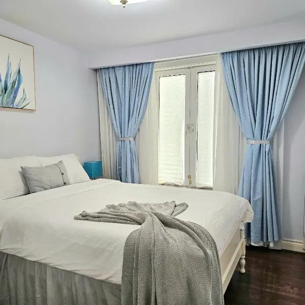 A Home Away-Deluxe Guest Room in Toronto, hotel v destinaci Toronto