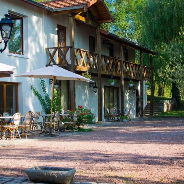 La Ferme aux Biches, hotell i Commelle-Vernay