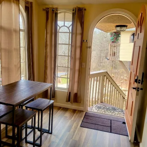 Woodland Apartments, hotel in Marietta