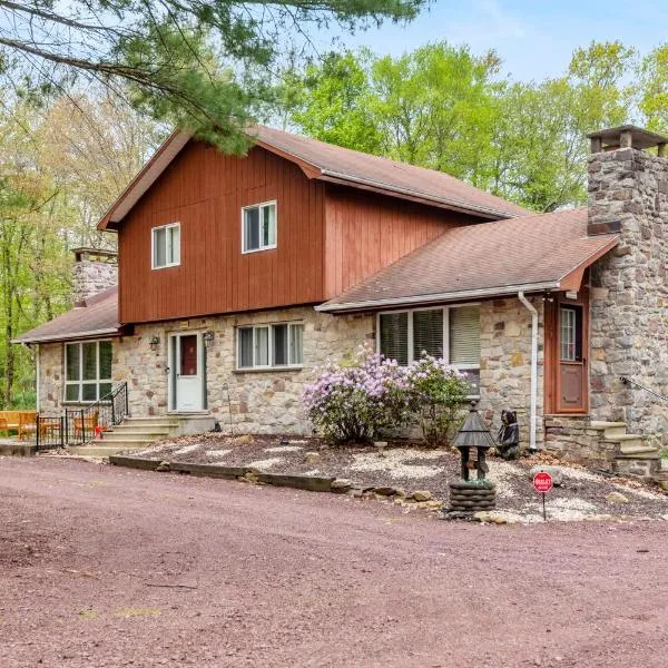 Pocono Retreat Hot Tub MovieRoom GameRoom etc, Hotel in Lake Harmony