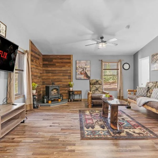 Cabin Oasis - Nestled in the Woods Seclusion, hotel in Blakeslee