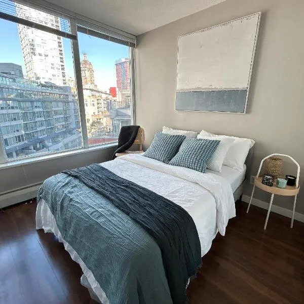 Modern spacious Apt plus Solarium and Den in Downtown Vancouver with Parking and Pool, hotel din Vancouver