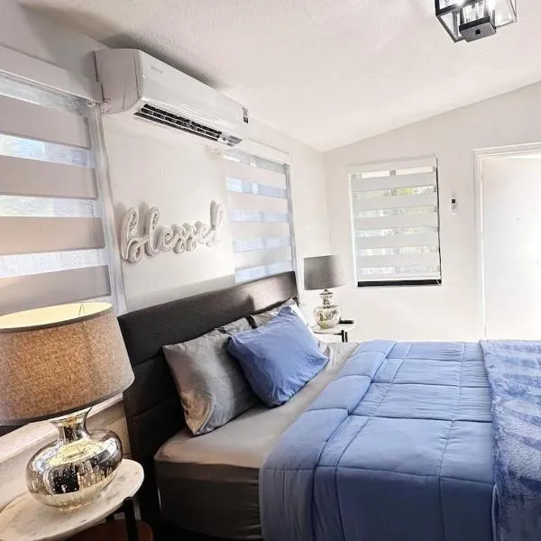 Private studio by Miami International Airport, hotel v Miami