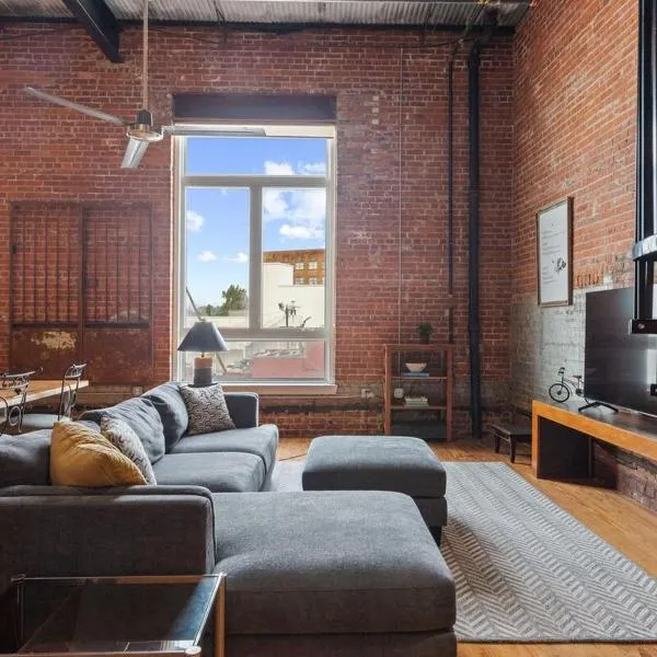 Industrial Modern Loft in Downtown Lafayette, hotel di Lafayette