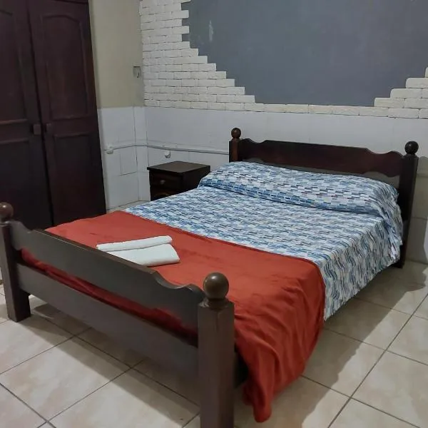 Espaço básico e funcional com 2 ambientes, sem fogão, bem localizado, zona nobre, com garagem, hotel in Pelotas