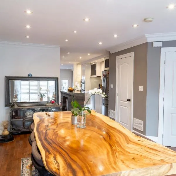 Beautiful 3BR House in the Heart of Greek Town, хотел в Торонто