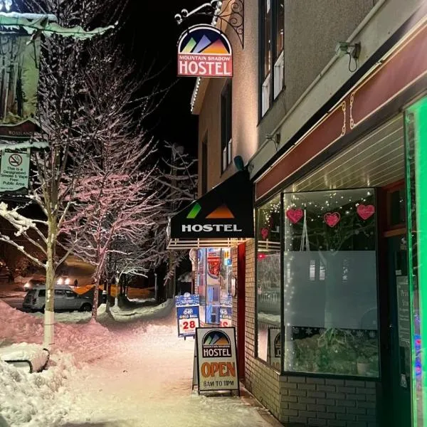 Mountain Shadow Hostel, hotel v destinaci Rossland