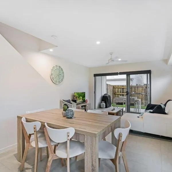 Suncoast Beach Drive Townhouses, отель в городе Yaroomba