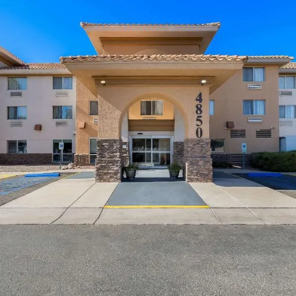 Comfort Inn & Suites near Kino Sports Complex، فندق في توسان