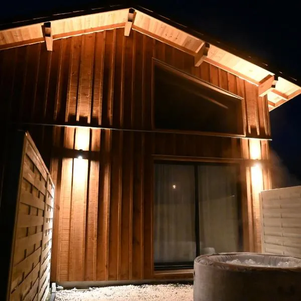 Pinéa Lodge - Chalet Authentique en Pin des Landes, Hotel in Saint-Yaguen