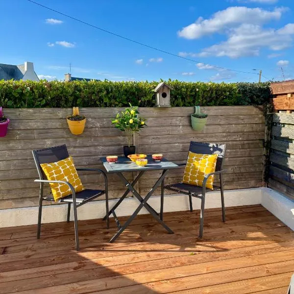 Le Calypso, studio avec terrasse à 50m de la mer !, hotel v destinácii Ploemeur