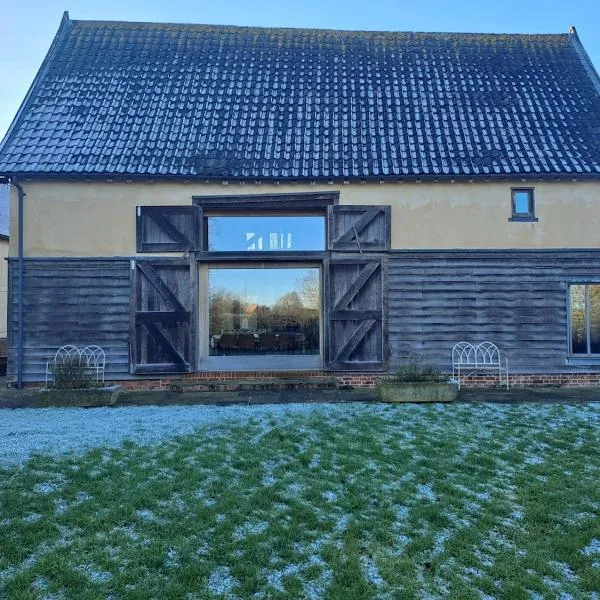 Low Farm Barn, a family and dog friendly haven, hôtel à Brundish