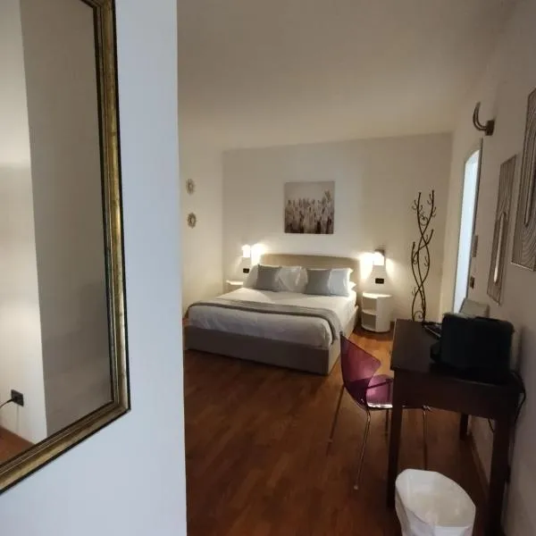 Palazzo Cusani Charming Rooms – hotel w mieście Vercelli
