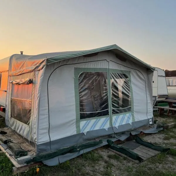 Przyczepa Retro JUSTarniaCamp, khách sạn ở Jastarnia