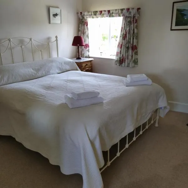 Lower Tresmorn Farmhouse, hotel di Crackington Haven